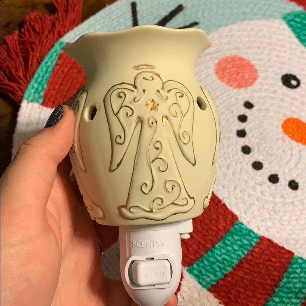 Scentsy warmer wall plug in